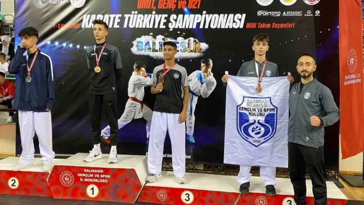 Sultangazi'de sporcular karate şampiyonasında 3 madalya kazandı