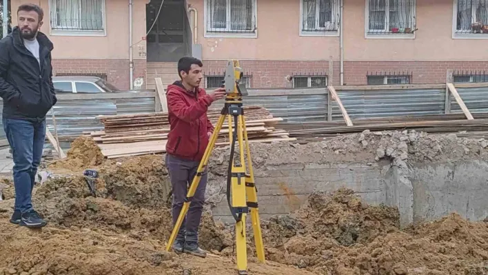 Sultangazi'de temel kazısı sırasında zarar gören 2 binadaki çalışmalar sürüyor