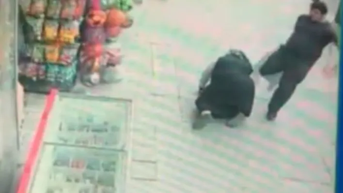 Sultangazi'de zihinsel engelli şahıs sokak ortasında annesine saldırdı