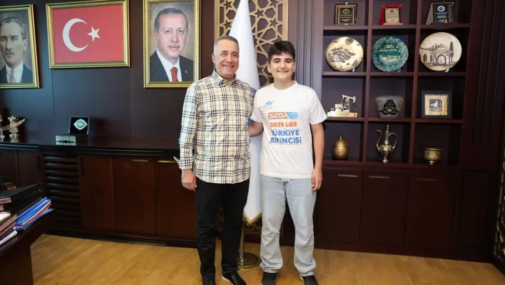 Sultangazili gençlerden büyük başarı: 2 LGS birincisi Başkan Dursun'u ziyaret etti