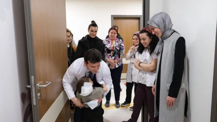 Sümeyye Erdoğan Bayraktar, depremzedeleri hastanede ziyaret etti