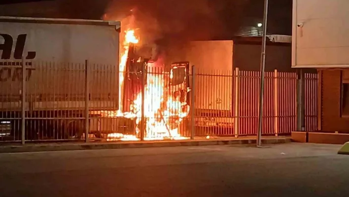 Sürücü kabininde çıkan yangında sürücü kurtuldu