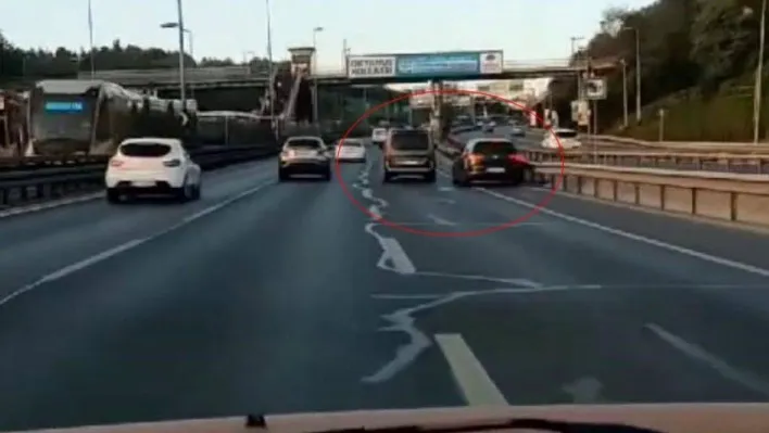 Sürücülerin trafikte inatlaşması kamerada