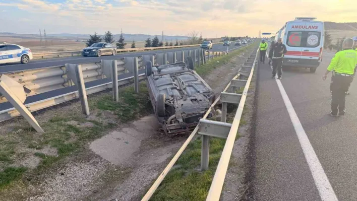 Sürücüsünün direksiyon hakimiyetini kaybettiği otomobil refüjde ters döndü: 1'i çocuk 3 yaralı