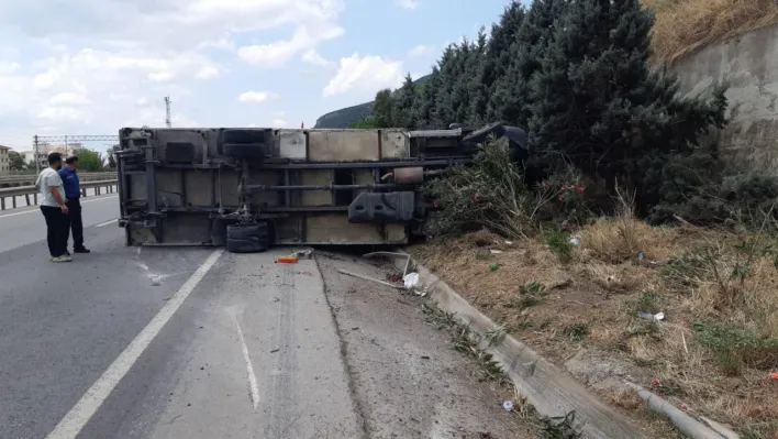 Sürücüsünün uyuduğu iddia edilen kamyon devrildi