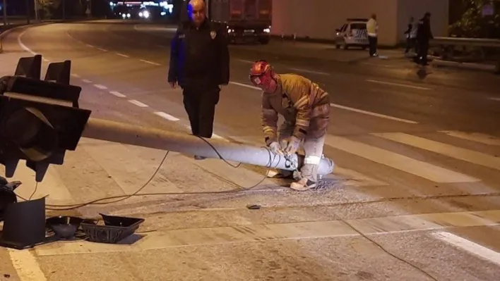 Susurluk'ta açık kalan kamyonun damperi trafik direklerini yerinden söktü