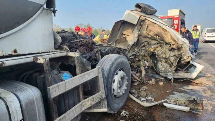 Süt tankeri tıra çarptı: 1 yaralı