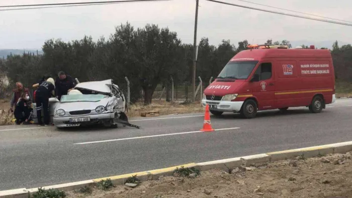 Takla atan otomobilde sıkışan 2 kişiyi itfaiye kurtardı