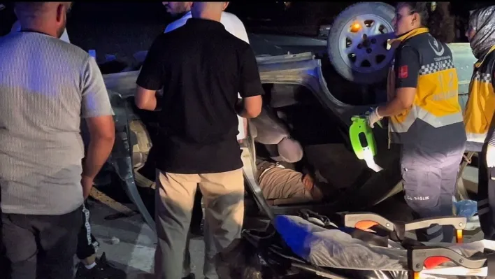 Takla atan otomobilde sıkışan sürücüyü itfaiye ekipleri kurtardı