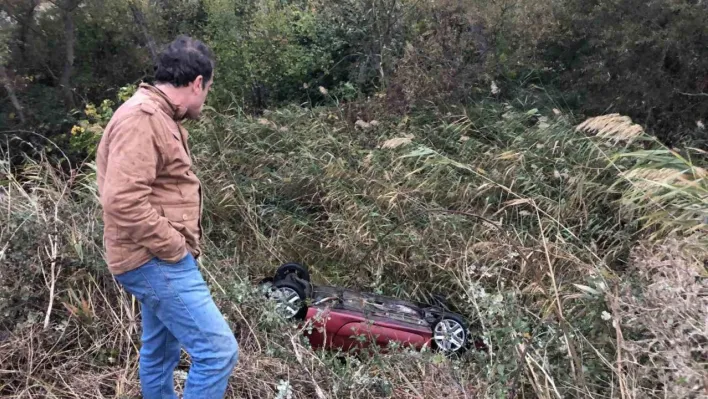 Takla atarak dereye uçan otomobilden burnu bile kanamadan çıktı