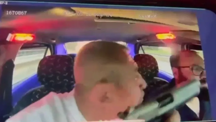 Takside dehşet anları kamerada...Taksiciyi silahla gezdirdi, sonra da parasını gasp etti