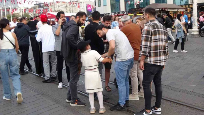 Taksim'de 10 yaşındaki kız turistlerin çantasını çalarken suçüstü yakalandı