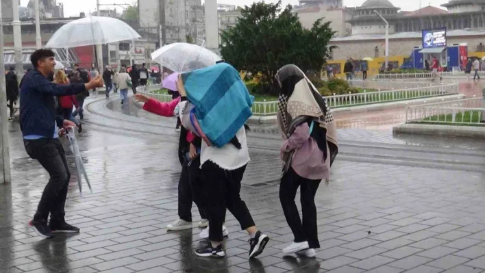 Taksim'de aniden bastıran yağış vatandaşlara zor anlar yaşattı