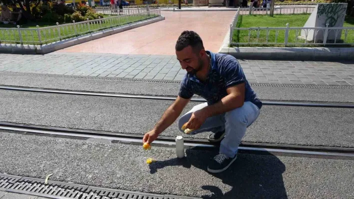 Taksim'de bir vatandaş asfaltta yumurta pişirip yedi