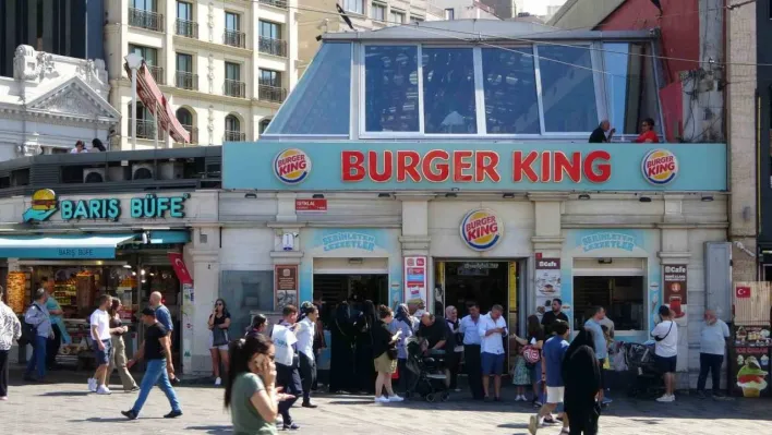 Taksim'de Burger King çalışanlarından cüzdanını unutan müşteriye meydan dayağı