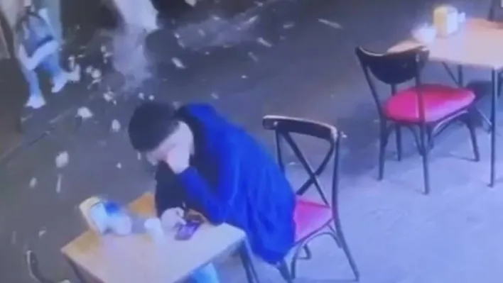 Taksim'de dehşet anları kamerada: Binadan kopan taşlar ailenin üstüne düştü