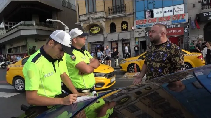 Taksim'de denetime takılan adam polis ekiplerine hakaret etti: 'Senin maaşını kim veriyor'