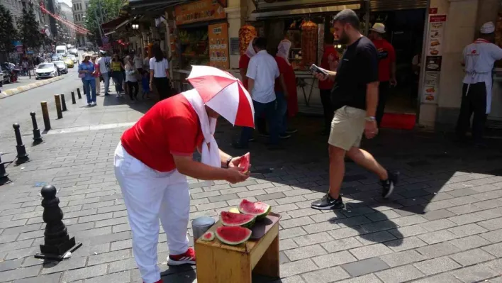 Taksim'de esnaftan kavurucu sıcağa ilginç çözüm: Güneşte karpuz soğuttular