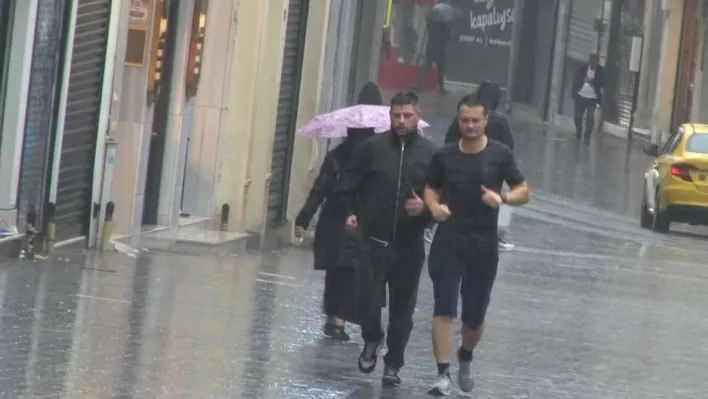 Taksim'de etkili olan sağanak yağış vatandaş ve turistlere zor anlar yaşattı