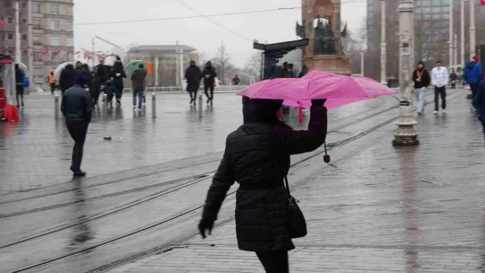 Taksim'de kuvvetli rüzgar ile yağış vatandaşlara zor anlar yaşattı