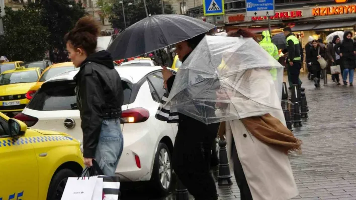 Taksim'de kuvvetli rüzgar ile yağış vatandaşlara zor anlar yaşattı