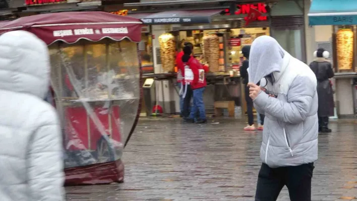 Taksim'de kuvvetli rüzgar ile yağış vatandaşlara zor anlar yaşattı