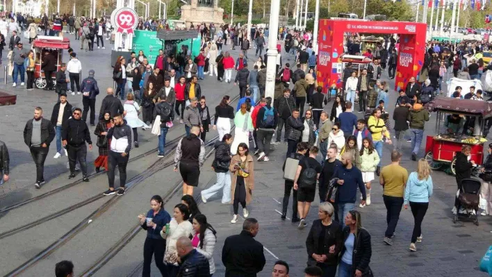 Taksim'de pazar yoğunluğu