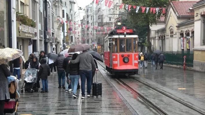 Taksim'de sağanak yağış etkili oldu