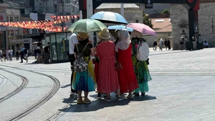 Taksim'de sıcak hava bunalttı kimisi şemsiyle gezdi, kimisi gölgelik alanda dinledi