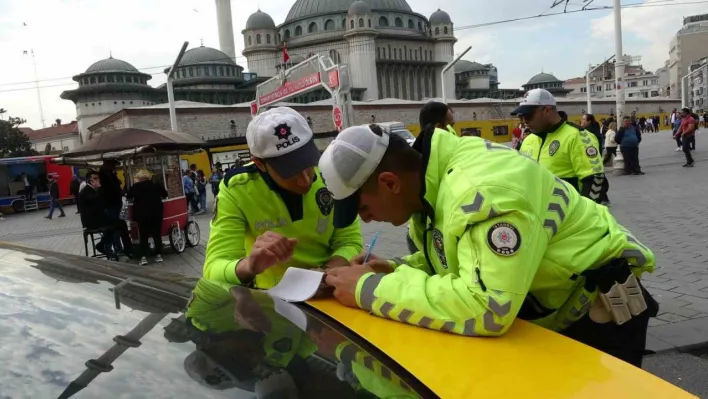 Taksim'de ticari taksi denetimi: 39 bin 155 lira ceza kesildi