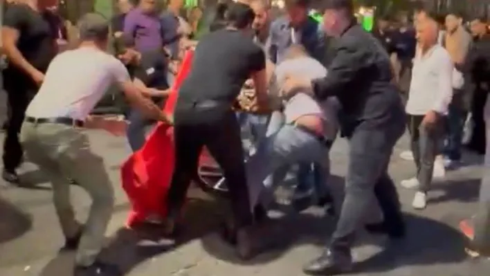 Taksim'de vicdansız zabıta dehşeti kamerada: Aracına sarılıp direndi