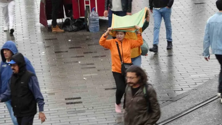 Taksim'de yağmur etkili oldu