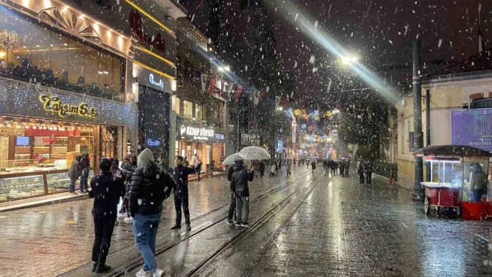 Taksim'de yılın ilk karı lapa lapa yağdı