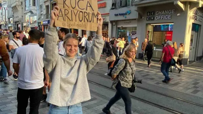 Taksim ilginç olay: Belaruslu genç kadın 'Koca arıyorum' dövizi açtı