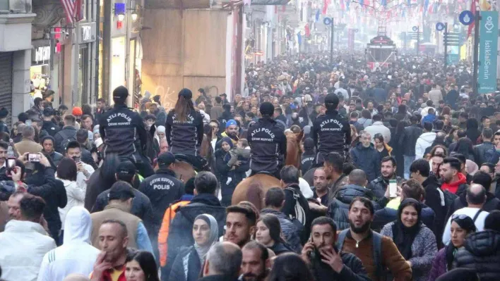 Taksim İstiklal'de vatandaşların yılbaşı yoğunluğu