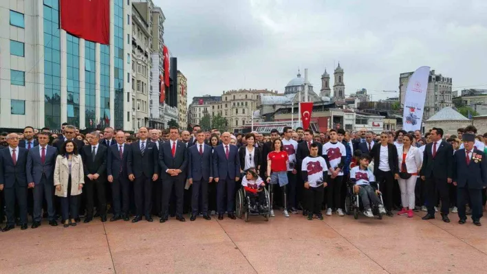 Taksim Meydanı'nda 19 Mayıs töreni