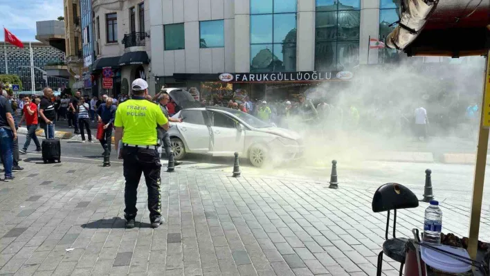 Taksim Meydanı'nda seyir halindeki araç bir anda alev aldı