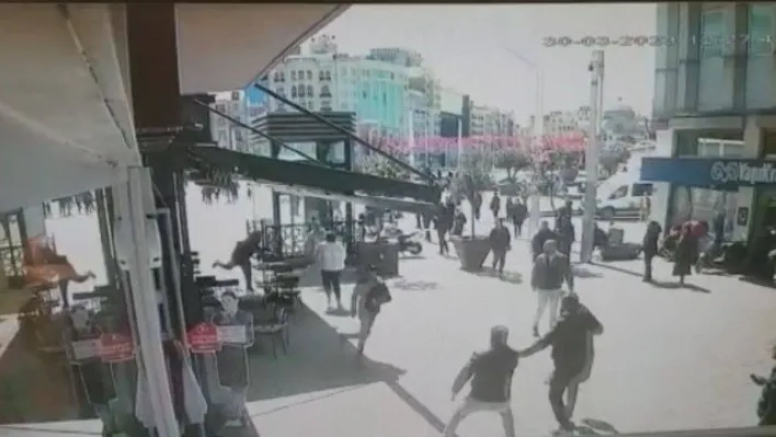 Taksim Meydanı'nda turist kadına kapkaç kamerada: Çay bardağı fırlatıp çelme taktılar