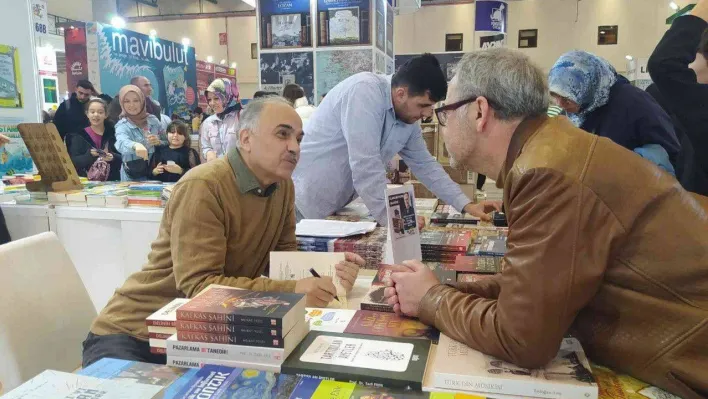 Tarihçi Dr. İbrahim Pazan, 39. İstanbul Uluslararası Kitap Fuarı'nda imza günü gerçekleştirdi