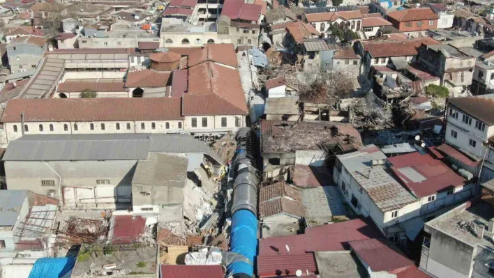 Tarihi Uzun Çarşı, deprem sonrası büyük hasar gördü