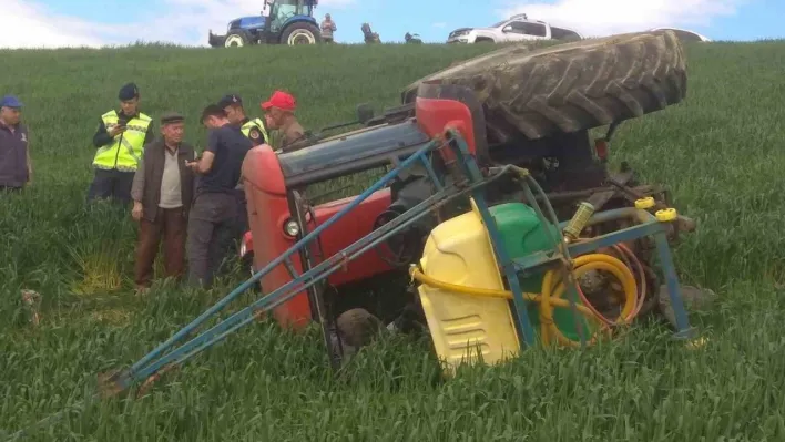 Tarlada ilaçlama yaparken devrilen traktörün altında kalan çiftçi hayatını kaybetti