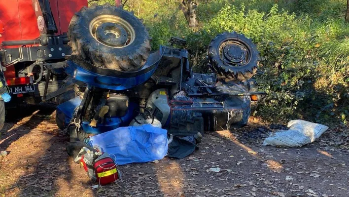 Tarlaya giderken devrilen traktörün altında hayatını kaybetti