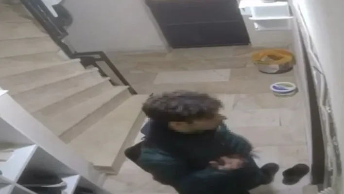 Tartıştığı sevgilisini bıçaklayıp annesini öldüren şüphelinin olay gününe ait görüntüleri ortaya çıktı
