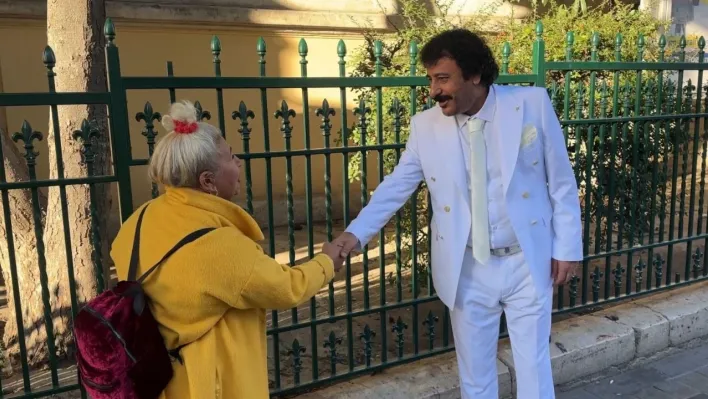 Tarzıyla Müslüm Gürses'e benzeyen vatandaş Taksim'de ilgi gördü