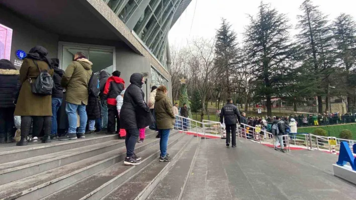 Tatili Uludağ'da geçirmek isteyen vatandaşlar, teleferikte metrelerce kuyruk oluşturdu