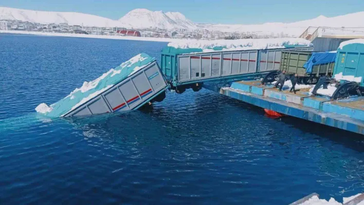 Tatvan'da feribota yükleme yapılan vagonlardan biri göle düştü