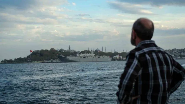 TCG Anadolu ile Ayasofya Camii'nin aynı karedeki manzarası mest etti