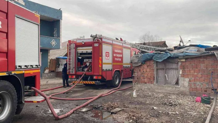 Tek katlı evde çıkan yangın bitiğindeki iki eve sıçradı