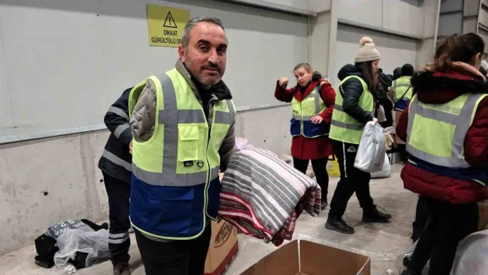 Tek koluyla depremzedelere yardım ediyor