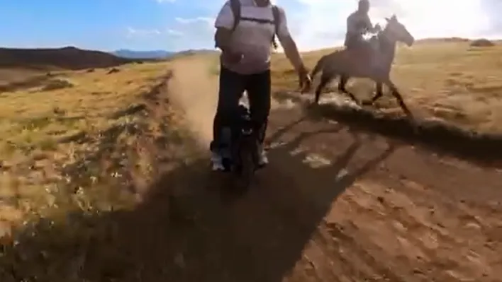 Tek teker ve atın nefes kesen yarışı